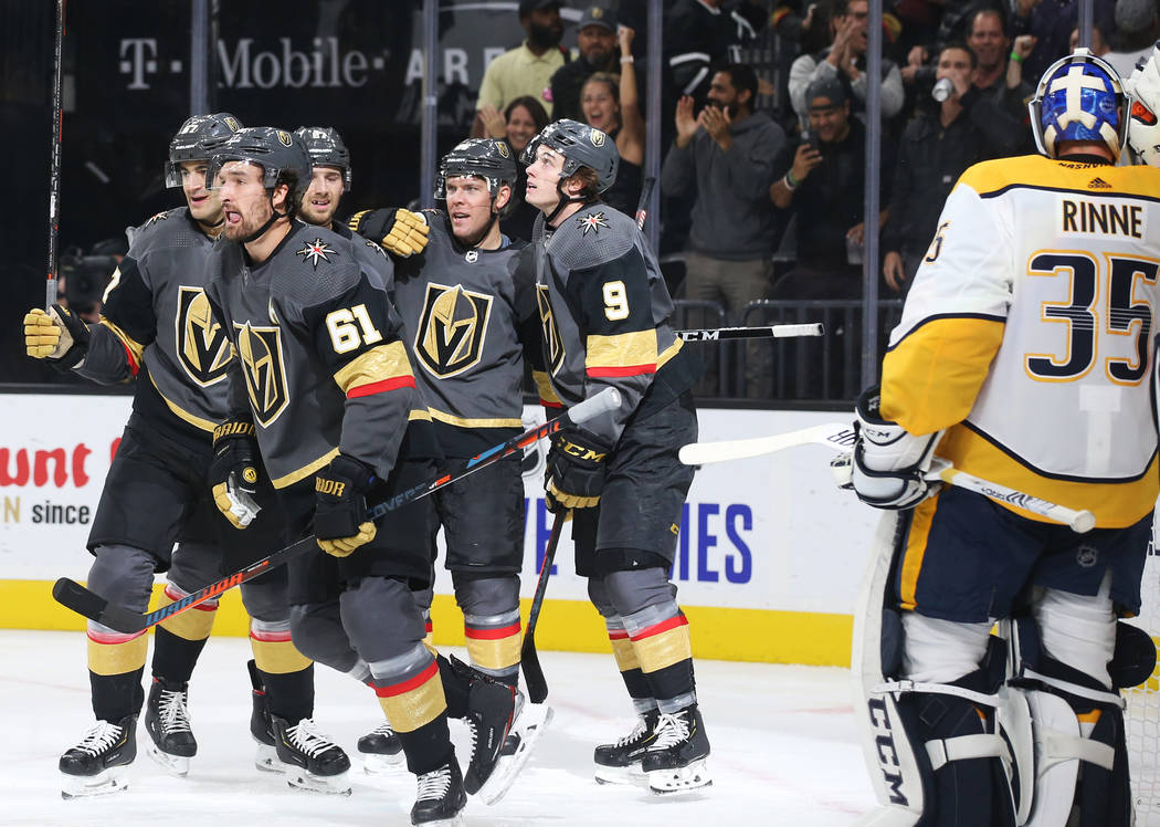 El ala derecha de los Vegas Golden Knights, Mark Stone (61), celebra con sus compañeros de equ ...