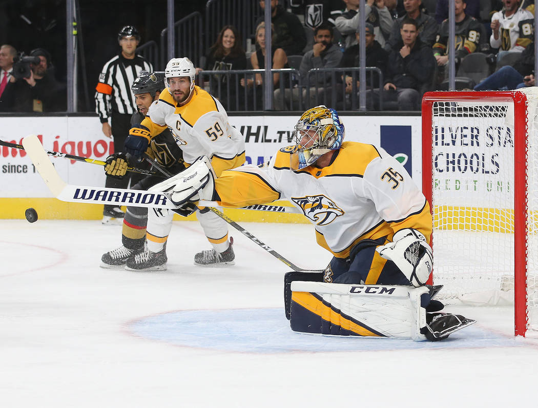 El portero de los Nashville Predators, Pekka Rinne (35), bloquea un tiro durante el primer tiem ...