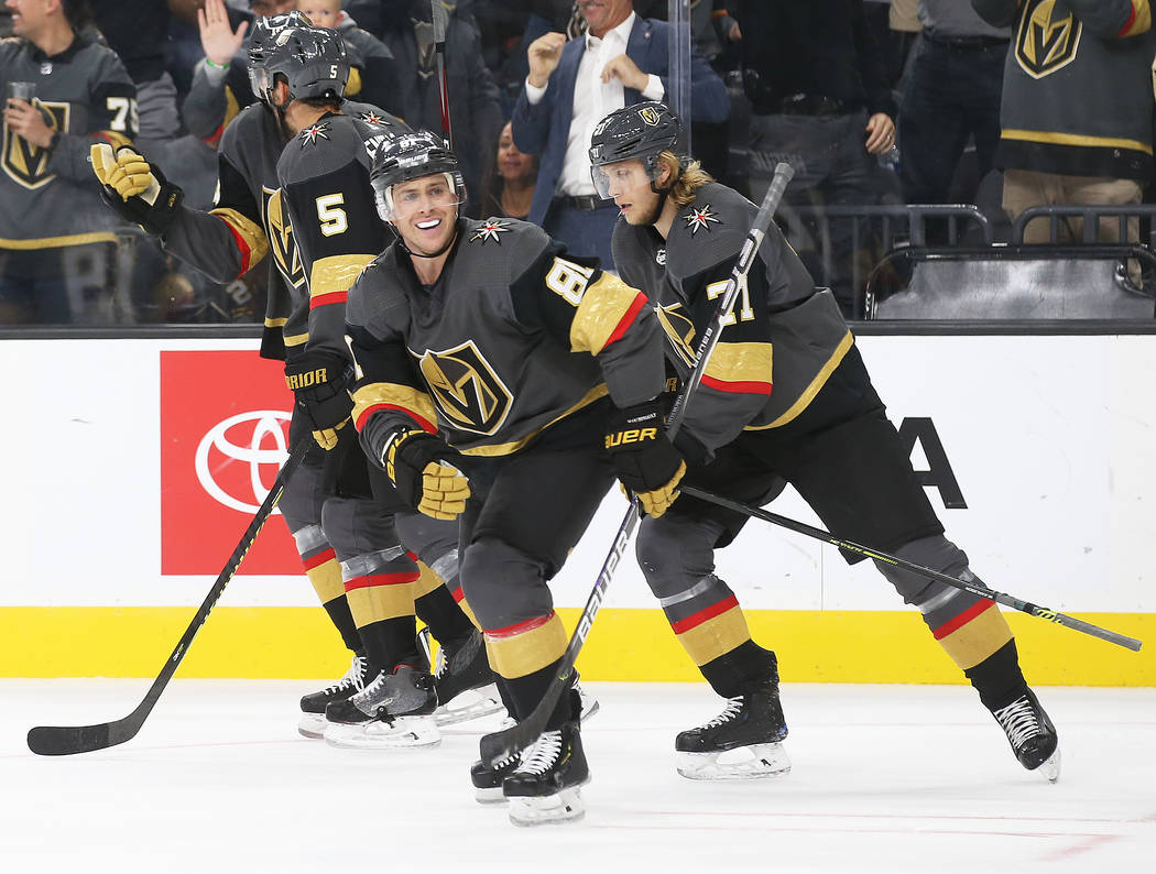 El centro de los Vegas Golden Knights, Jonathan Marchessault (81), celebra con sus compañeros ...