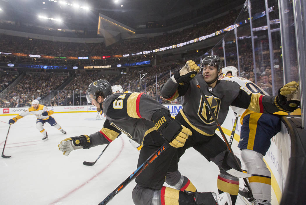 El ala derecha de los Vegas Golden Knights, Mark Stone (61) y el ala izquierda, Max Pacioretty ...