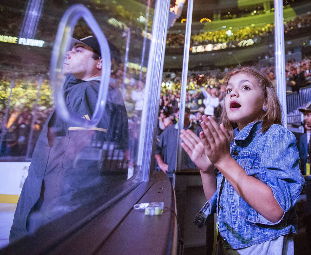 Una fan de los Golden Knights grita durante el primer tiempo del partido de hockey de la NHL de ...