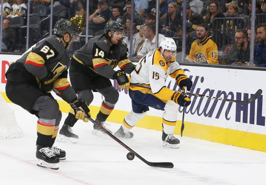 El ala izquierda de los Golden Knights de Las Vegas, Max Pacioretty (67) y el defensa, Nicolas ...