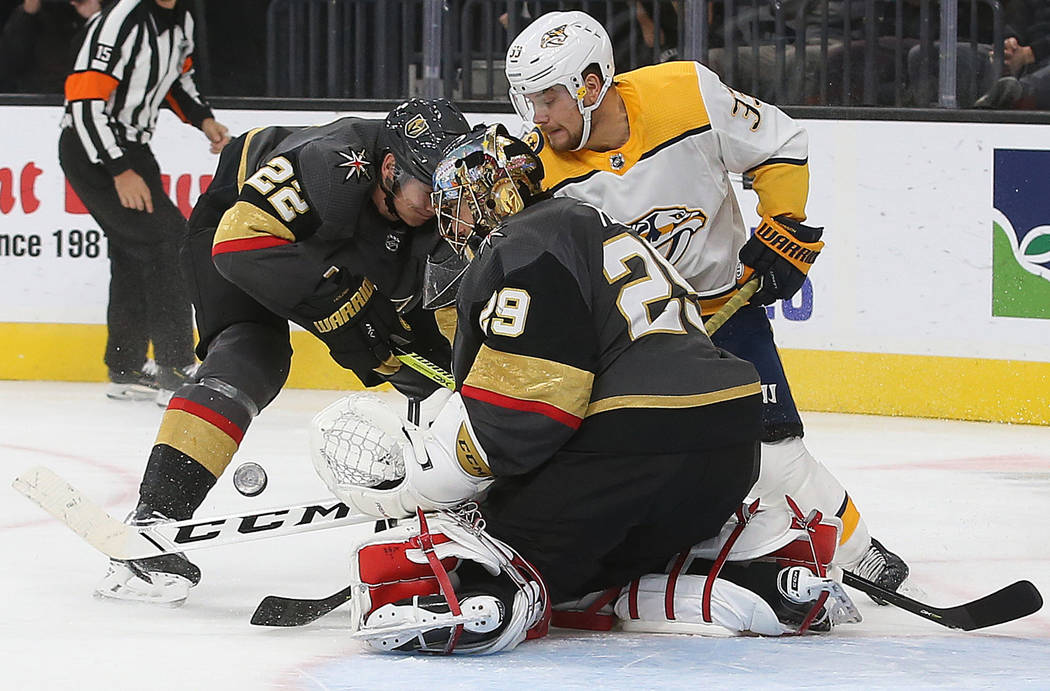 El portero de los Vegas Golden Knights, Marc-André Fleury (29), hace un bloqueo contra el ala ...