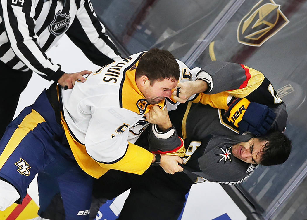 El ala izquierda de los Golden Knights de Las Vegas, Max Pacioretty (67) pelea contra el defens ...