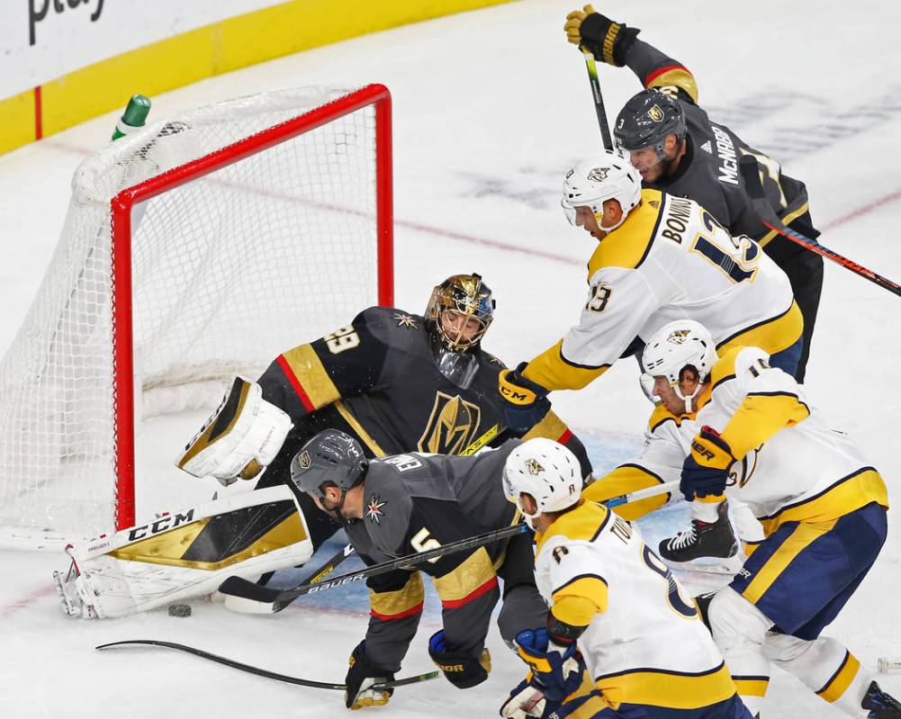 El portero de los Vegas Golden Knights, Marc-Andre Fleury (29), ataja al centro de los Nashvill ...