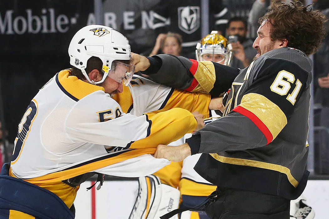 El ala derecha de los Vegas Golden Knights, Mark Stone (61), lucha contra el defensa de Nashvil ...