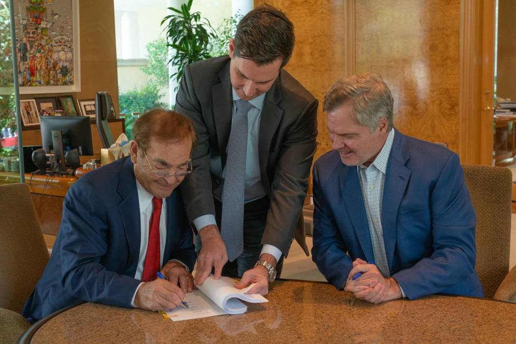 Phil Ruffin, a la izquierda, firma un acuerdo para comprar Circus Circus de MGM Resorts Interna ...