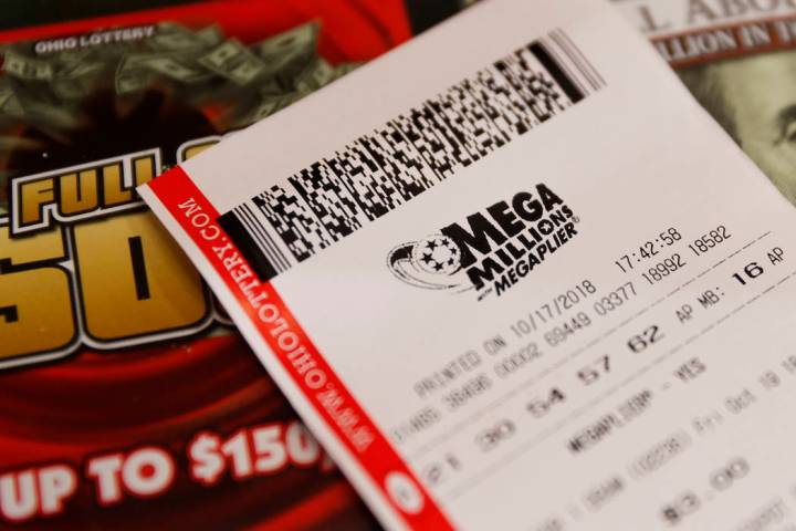 Un boleto de lotería Mega Millions en el mostrador de una tienda. (AP Photo/John Minchillo)