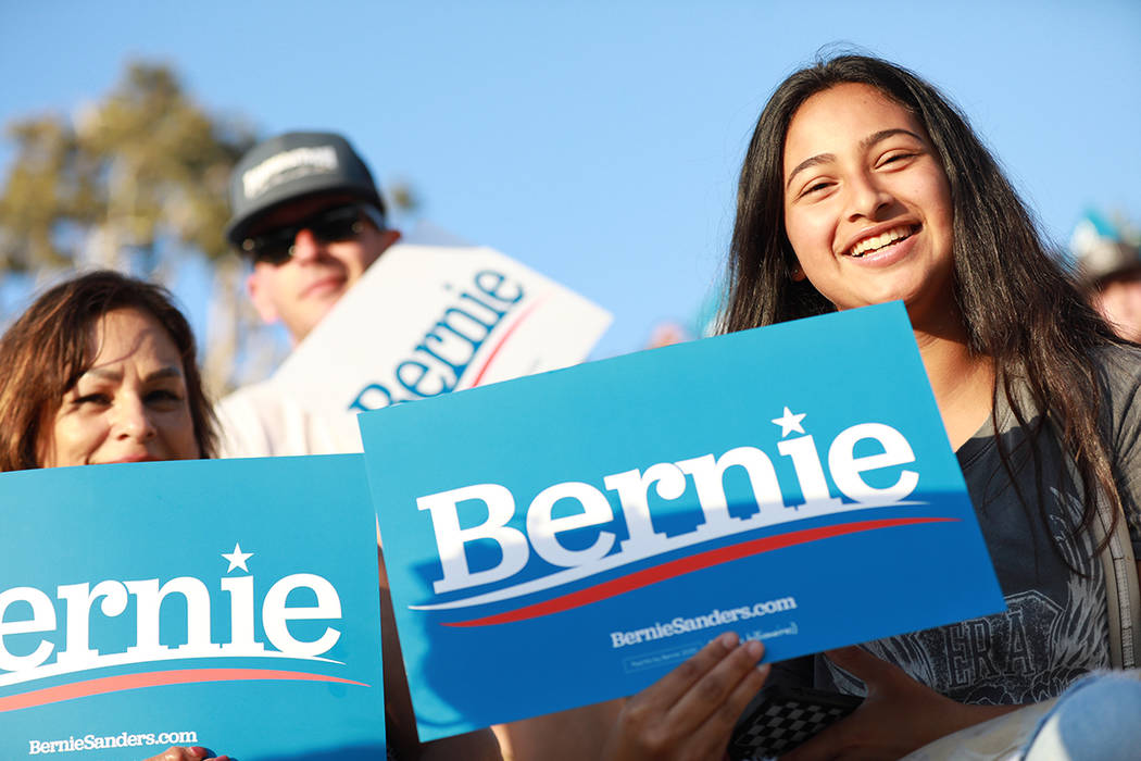 La campaña Bernie 2020 lanzó una serie de videos informativos en inglés y español para expl ...
