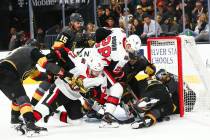 Chris Tierney (71) y Connor Brown (28) de Ottawa Senators intentan enfrentarse a los Golden Kni ...