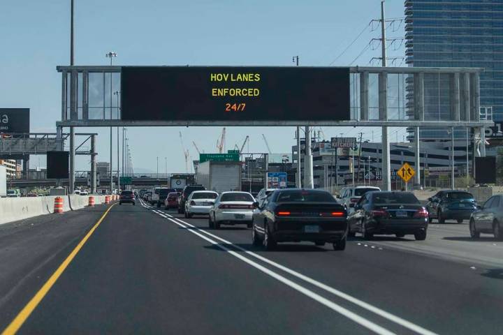 El carril para vehículos de alta ocupación está prácticamente vacío en la Interestatal 15 ...