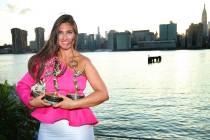 Begoña Sevilla posa junto a tres de sus siete Premios Emmy, con la isla de Manhattan de fondo. ...