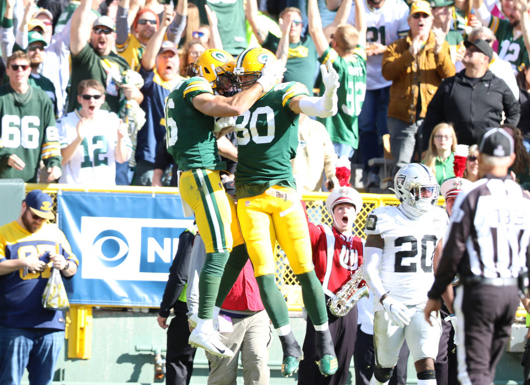 El receptor abierto de los Green Bay Packers, Jake Kumerow (16), celebra su touchdown con el re ...