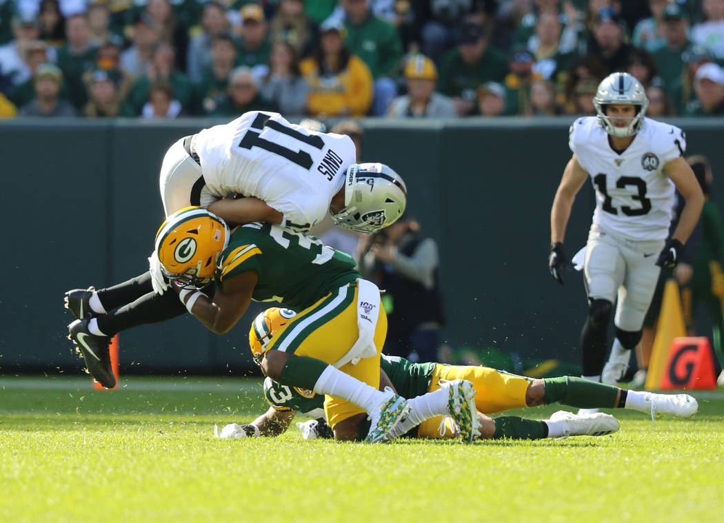 El receptor abierto de los Oakland Raiders, Trevor Davis (11), intenta saltar sobre el safety d ...