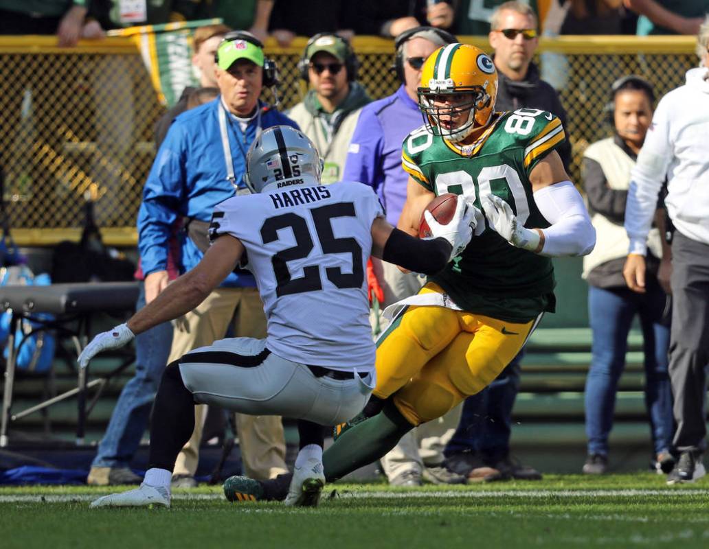 El receptor cerrado de los Green Bay Packers, Jimmy Graham (80), intenta superar al safety de l ...