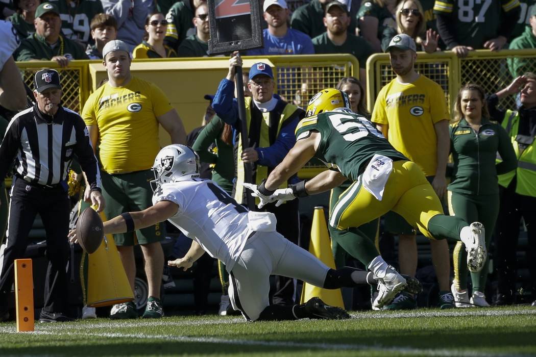 Derek Carr de los Oakland Raiders pierde el balón cuando llega a la zona de anotación durante ...