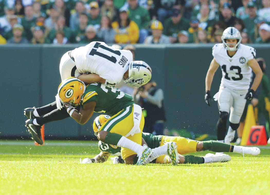 El receptor abierto de los Oakland Raiders, Trevor Davis (11), intenta saltar sobre el safety d ...