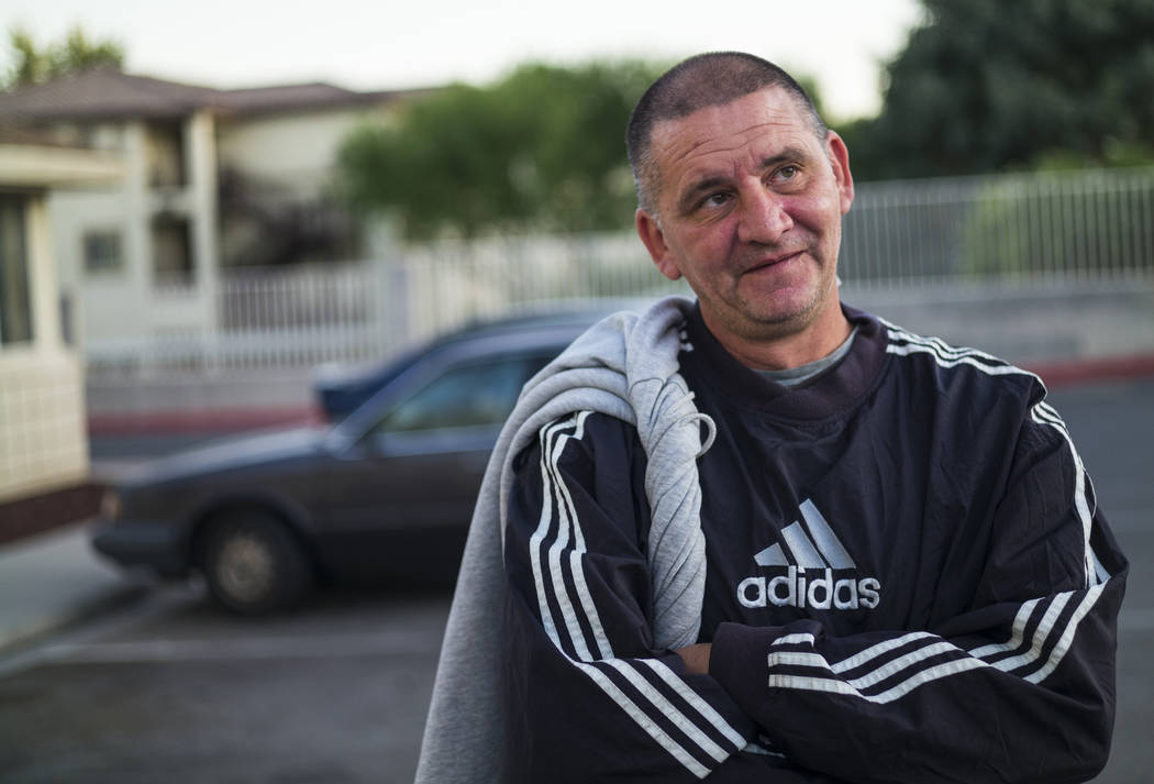 Bogoljub Ristic, quien no tiene hogar, habla sobre el uso del refugio para personas sin hogar S ...