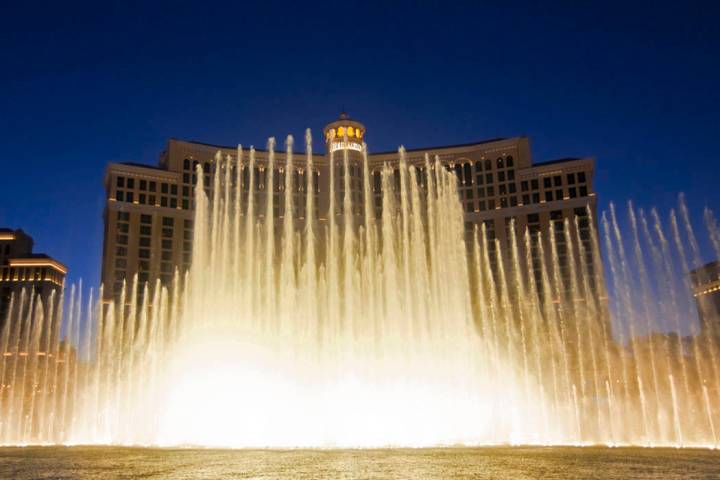 El espectáculo de las fuentes fuera del Bellagio en el Strip de Las Vegas. (Benjamin Hager/Las ...