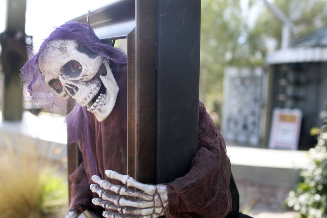 Decoraciones para la familia en Haunted Harvest de Springs Preserve en Las Vegas el jueves, 17 ...