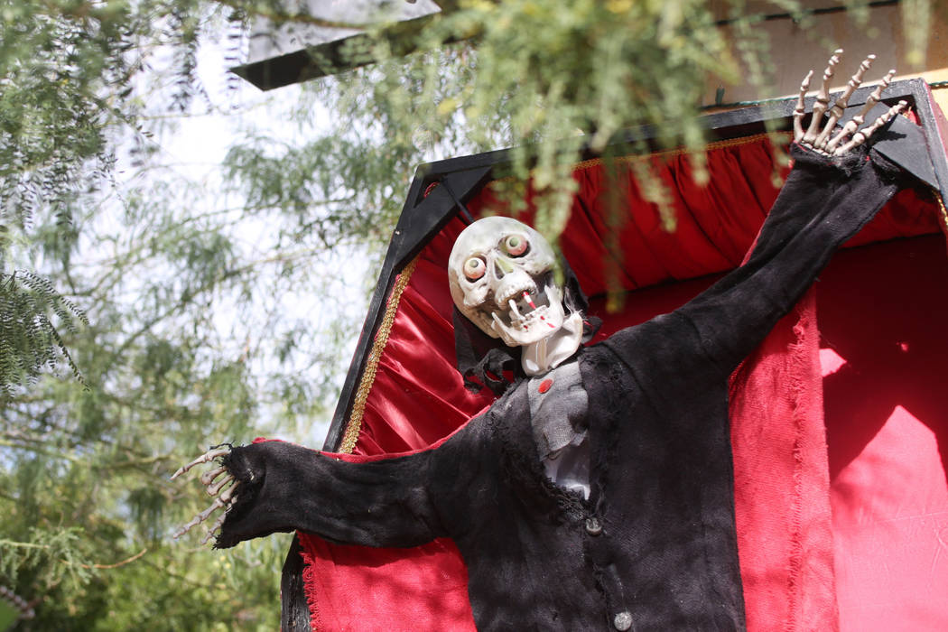 Decoraciones para la familia en Haunted Harvest de Springs Preserve en Las Vegas el jueves, 17 ...