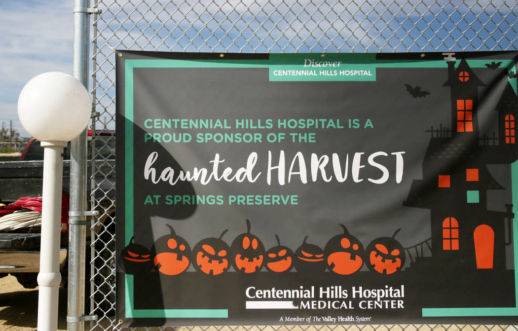 Un letrero de bienvenida a 'Haunted Harvest' en Springs Preserve en Las Vegas el jueves, 17 de ...