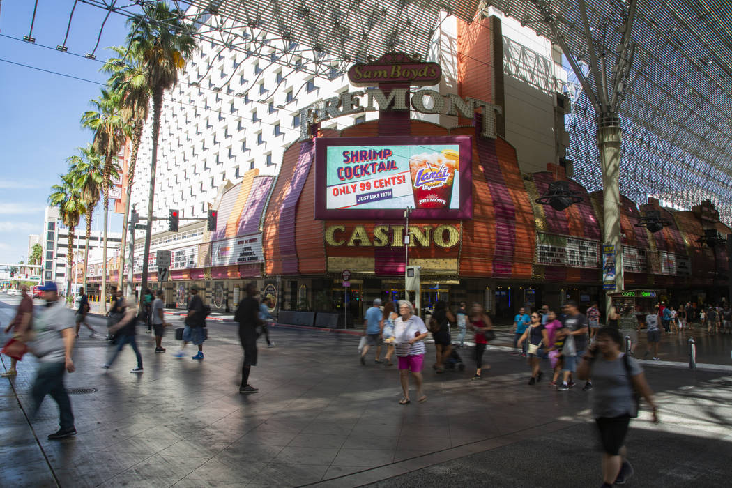 La gente camina por Fremont, propiedad de Boyd Gaming Corp., en Las Vegas el miércoles, 12 de ...
