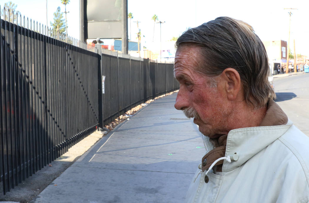 Bobby B. de 68 años, habla durante una entrevista con el Las Vegas Review-Journal afuera del C ...