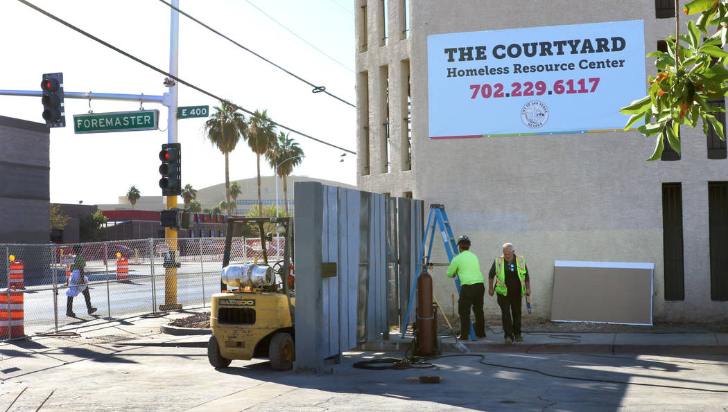 Trabajadores instalan una puerta en la esquina de Las Vegas Boulevard y Foremaster Lane cerca d ...