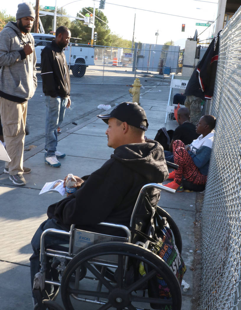 Clientes, incluyendo a Nicholas Lerma de 29 años, conviven afuera del Courtyard Homeless Resou ...