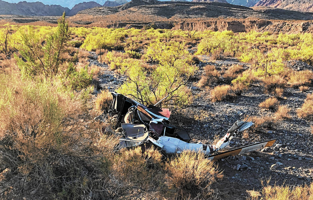 Escombros del accidente de helicóptero cerca de Red Rock Canyon. (Nevada Highway Patrol)