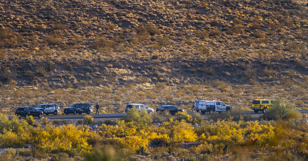 Vehículos de emergencia bloquean la Ruta 159 en respuesta a un accidente de helicóptero en el ...