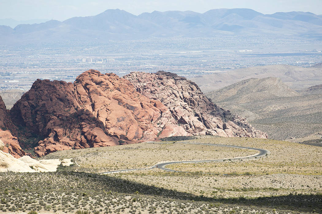 Escombros del accidente de helicóptero cerca de Red Rock Canyon. (Nevada Highway Patrol)