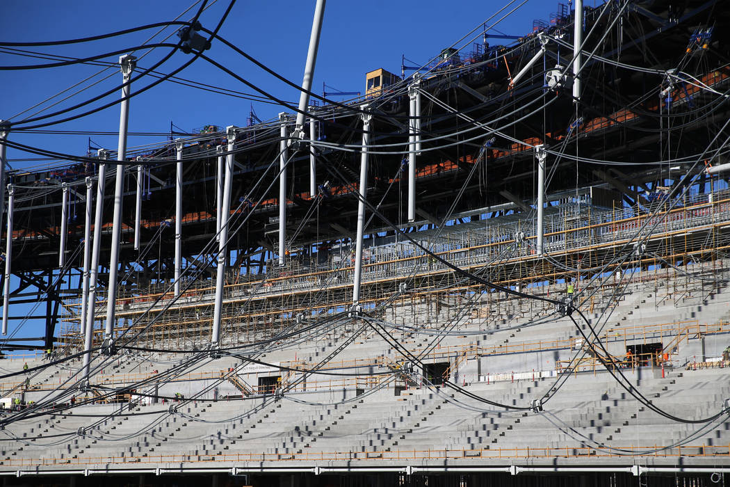 El sistema de red de cable que soportará el techo en el estadio Raiders Allegiant en Las Vegas ...