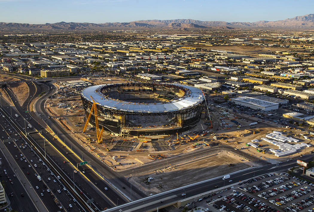 Sitio de construcción del estadio Raiders Allegiant en Las Vegas, jueves 24 de octubre de 2019 ...