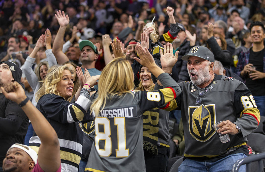 Fans de los Vegas Golden Knights celebran un gol contra los Anaheim Ducks durante el segundo ti ...