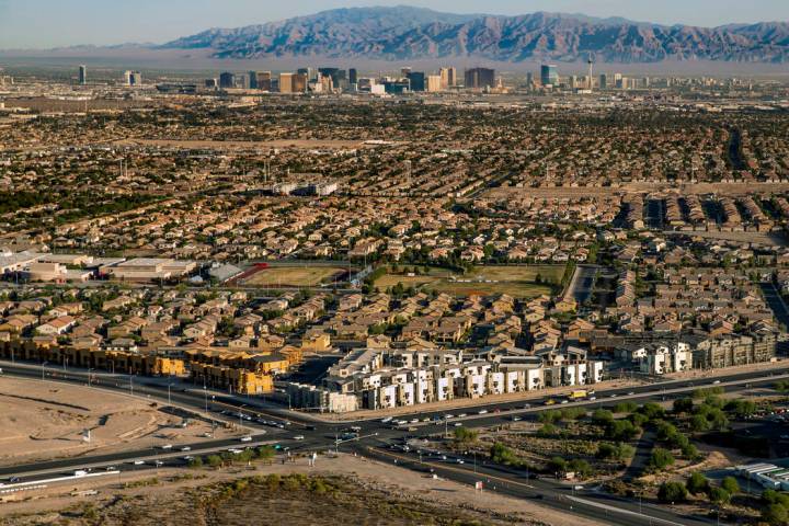 Tierras menos desarrolladas a lo largo de St. Rose Parkway y algunas en construcción el miérc ...