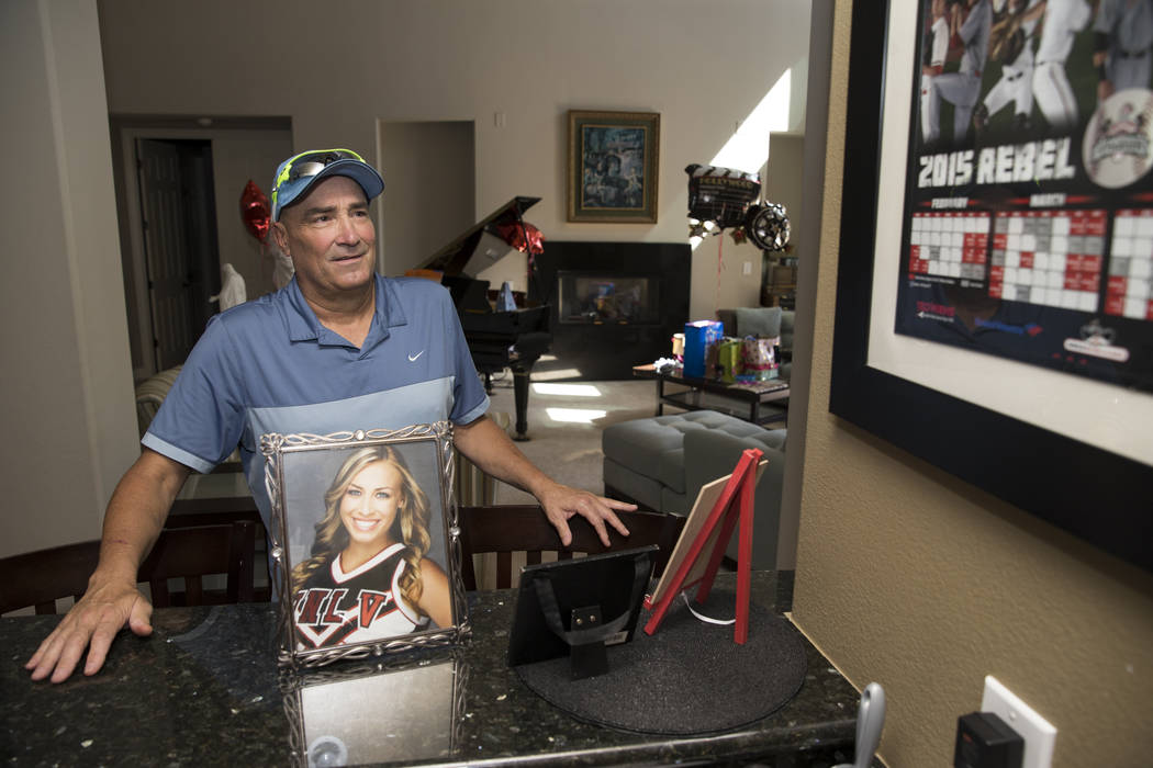 Tim Chambers, ex entrenador del equipo de béisbol de la UNLV, en su casa de Las Vegas el 16 de ...