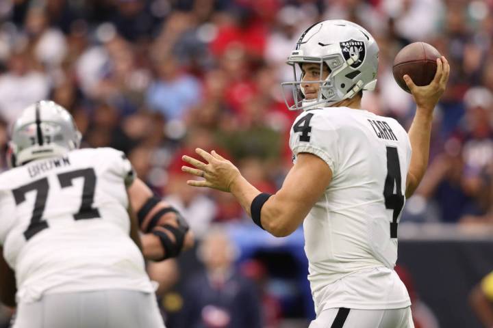 El mariscal de campo de los Oakland Raiders, Derek Carr (4), lanza el balón durante la primera ...