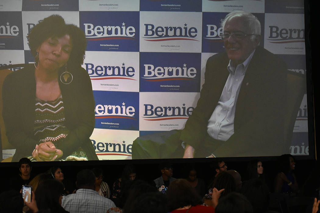 Bernie Sanders participó en el evento a través de una video-llamada. Sábado 26 de octubre de ...