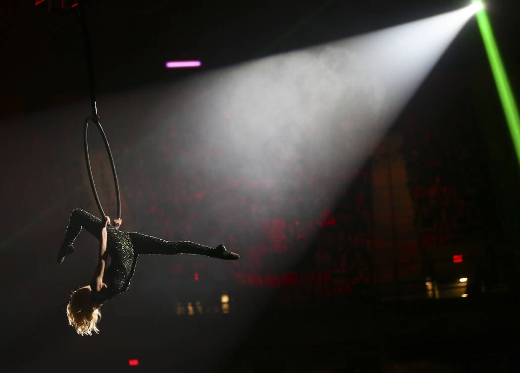 Un trapecista se presenta durante la noche de apertura de las NFR en el Thomas & Mack Center en ...