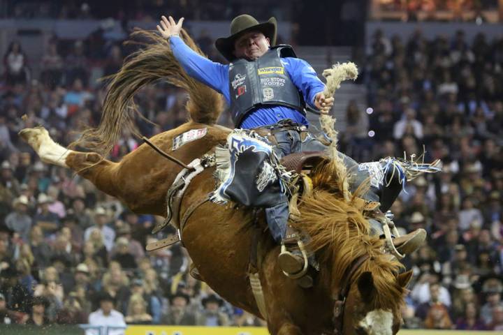 Jake Wright de Milford, Utah, compite en un evento durante la décima ronda de las NFR en el Th ...