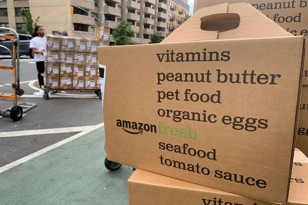 En esta fotografía del 16 de junio de 2019, se muestran cajas de entregas de Amazon Fresh. (AP ...