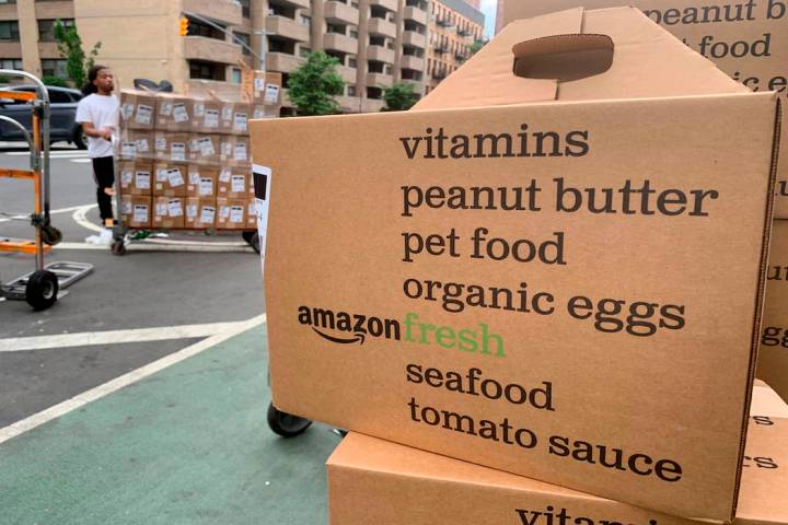 En esta fotografía del 16 de junio de 2019, se muestran cajas de entregas de Amazon Fresh. (AP ...