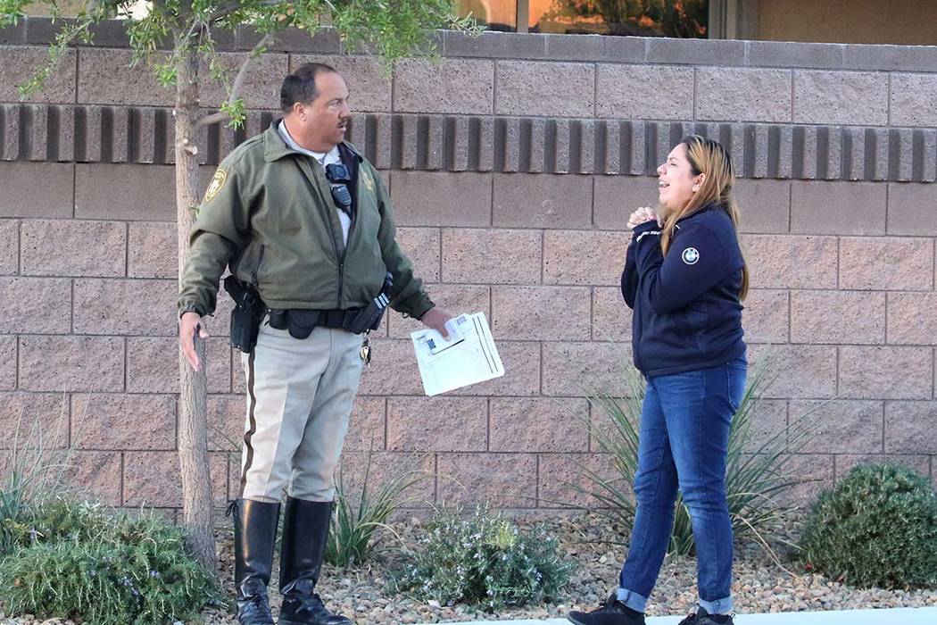 Un oficial de policía de Las Vegas habla con uno de los conductores involucrados en un acciden ...