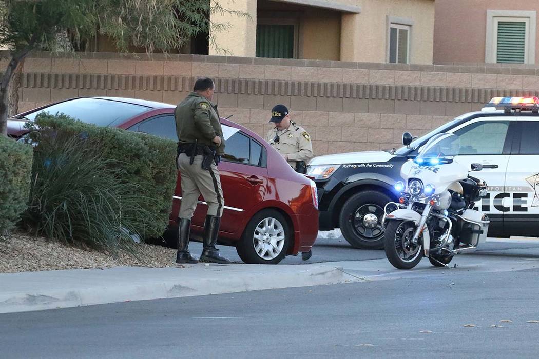 La policía de Las Vegas investiga después de que dos adolescentes que esperaban un autobús e ...