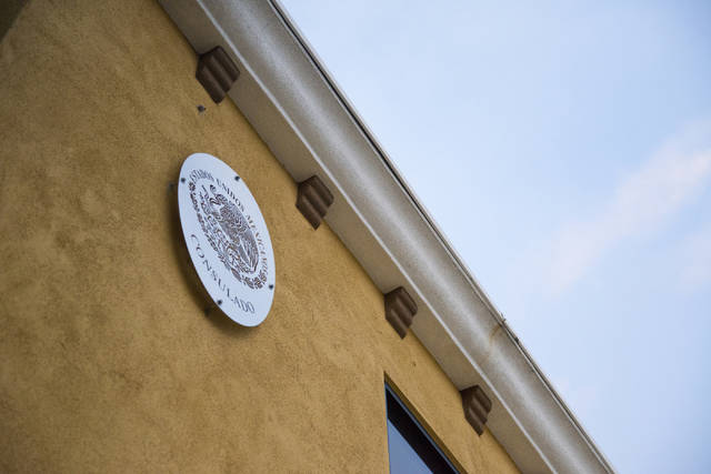 ARCHIVO.- El escudo oficial de México luce al frente del edificio del Consulado de ese país e ...