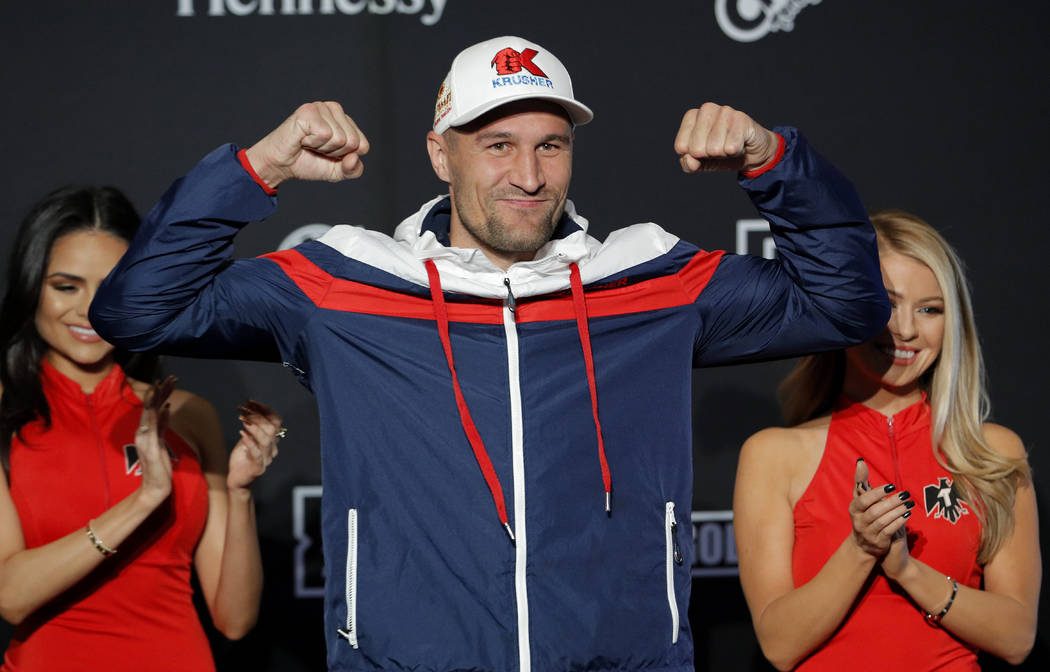 Sergey Kovalev posa durante una llegada ceremonial para un próximo combate de boxeo el martes, ...