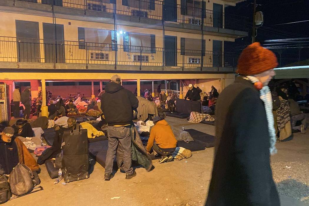 Las personas sin hogar se levantan temprano el jueves, 31 de octubre de 2019, después de pasar ...