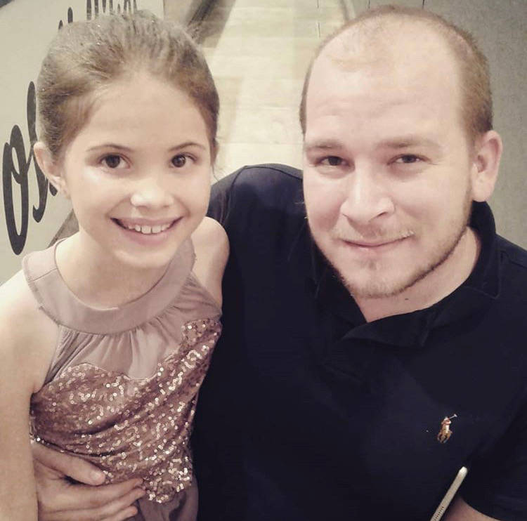 Nathanial Poulopoulos posa con la hija de su prometida de 10 años. Poulopoulos, de 28 años, m ...